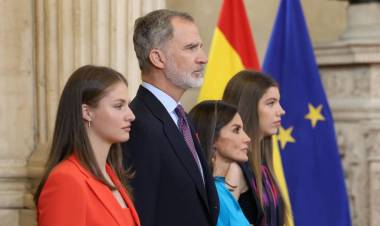 La princesa Leonor y la infanta Sofía rompen los protocolos en el décimo aniversario de coronación del rey Felipe