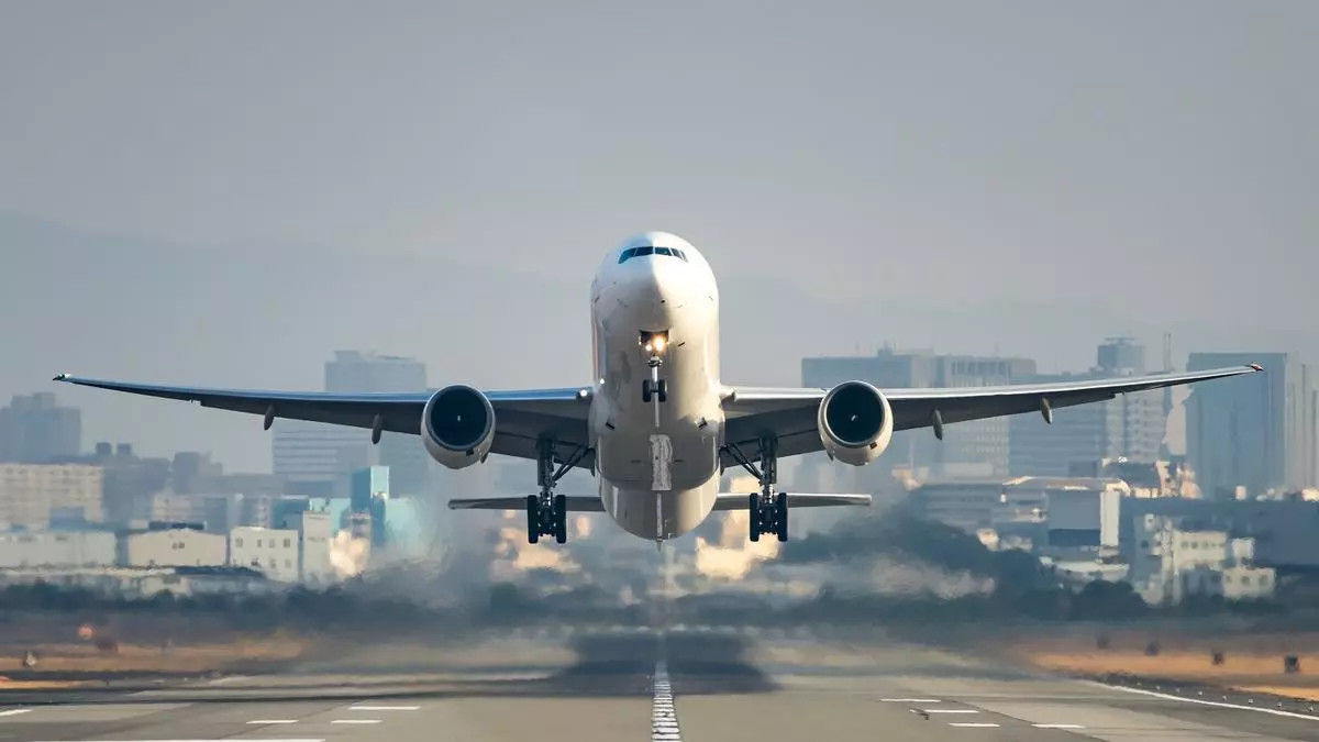 Investigan un avión Boeing 737 que aterrizó en Estados Unidos sin un panel